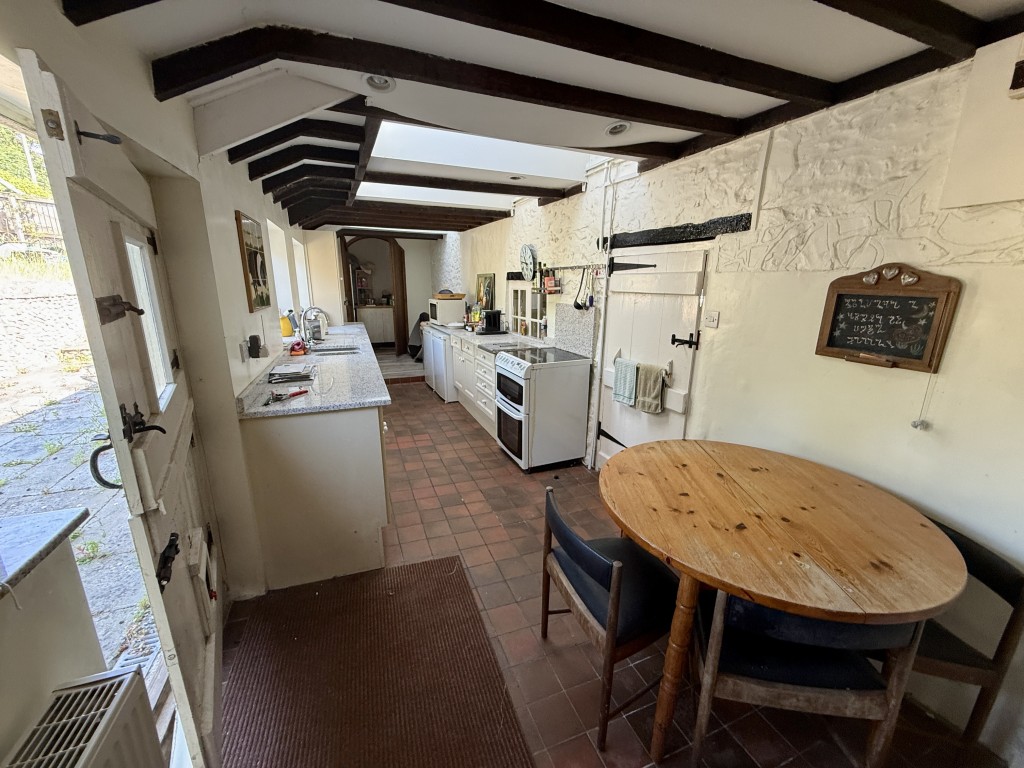 Lot: 90 - SPACIOUS COTTAGE WITH GARDENS FOR UPDATING - kitchen breakfast area